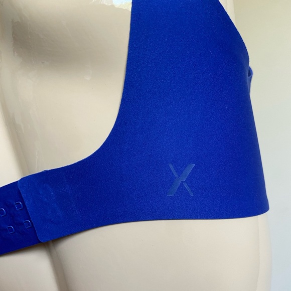 Knix M+ wireless bra in blue with plunging neckline and mesh detail - Picture 5 of 16
